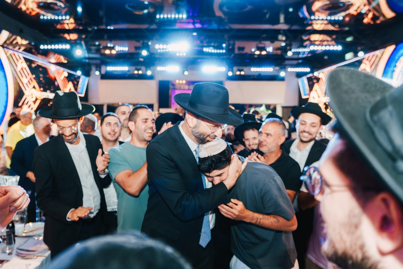 הרב רפאל רובין מחבק בחור